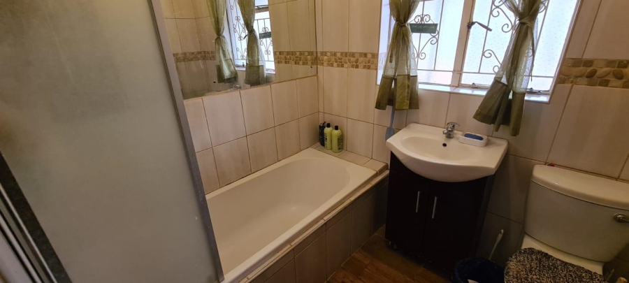 To Let 4 Bedroom Property for Rent in Hadison Park Northern Cape